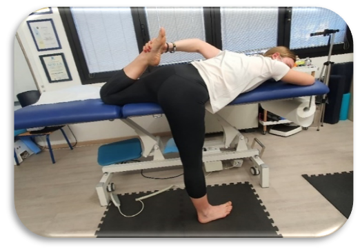 Foto 6 -Postura in allungamento de-compensato (autogestito) delle catene neurocinetiche: - CC posteriore di Dx - CC anteriore di Sx Il De-compenso dell’arto controlaterale esalta la risposta di allungamento del “sistema” e le rende permanenti.