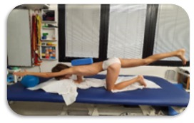 Foto 7 - Training per il controllo muscolare-propriocettivo. Stabilizzazione propriocettiva con impegno alternato degli arti superiori, inferiori, tronco, con feedback sensopercettivi e contestuali agli adattamenti funzionali (elusione dei compensi).